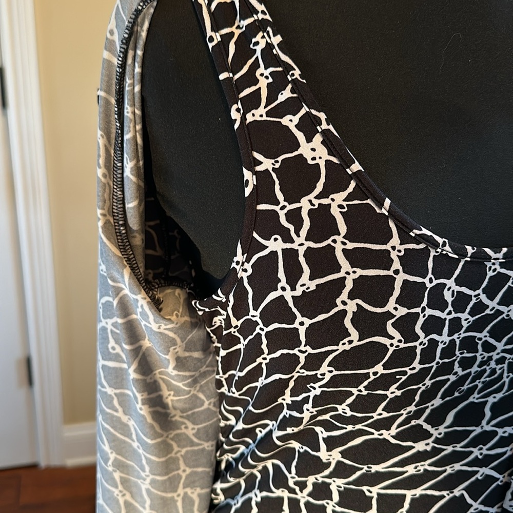 Black & White Printed Long-Sleeve Button-Up Shirt - Picture 10 of 13